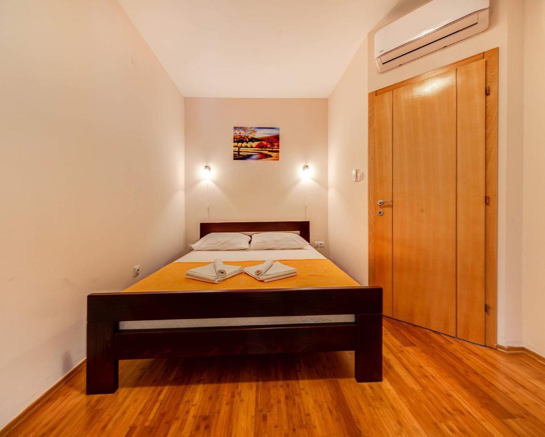 Port Adria Apartments Kamenari Exterior photo